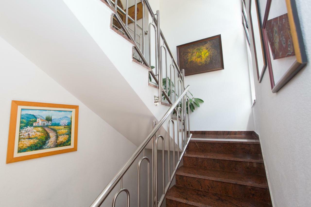 Apartments Mihic Makarska Bagian luar foto